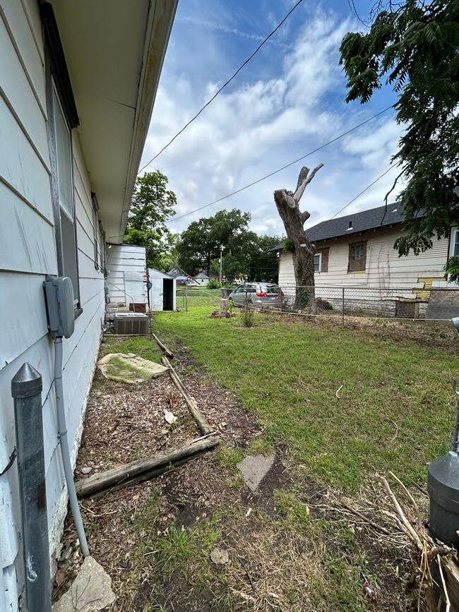 Building Photo - Just Remodeled! 2br/1ba - with Garage and Fenced-in Yard!