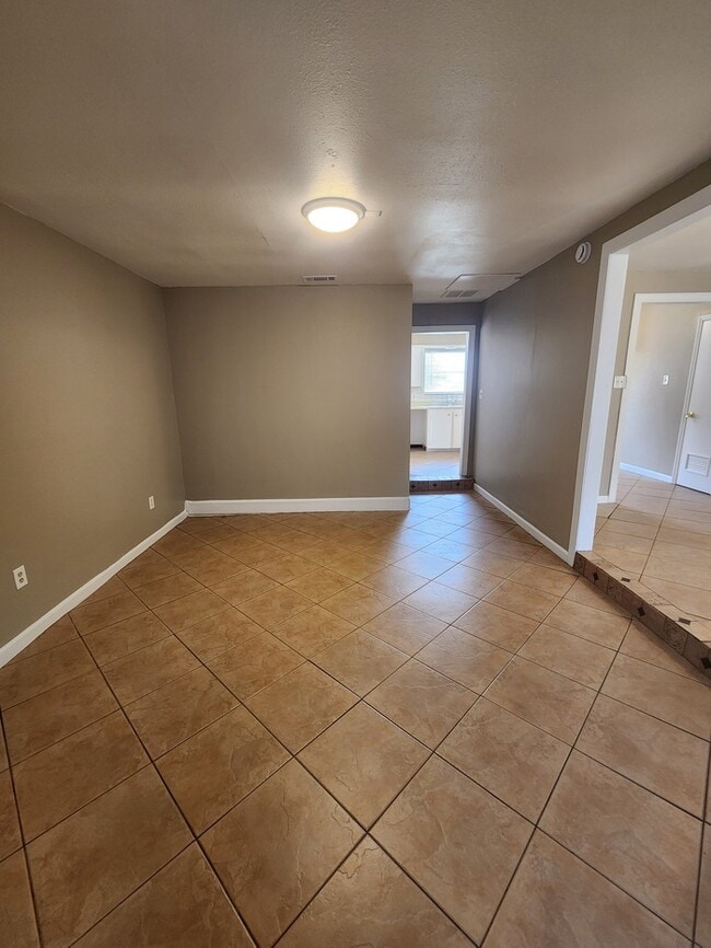 Building Photo - 3 bed 2 bath home, move in ready!