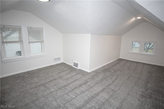 Building Photo - 84 Thames Ave