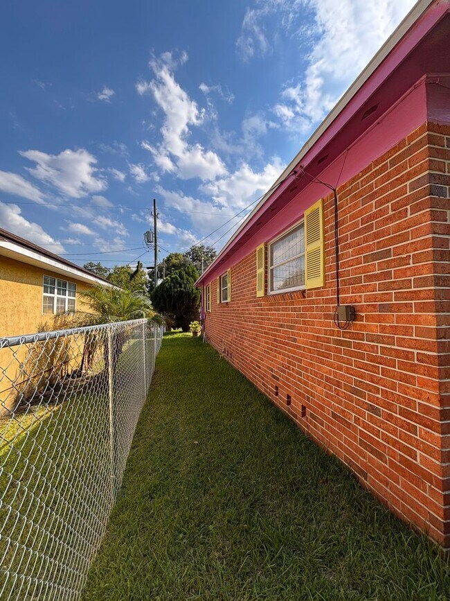 Building Photo - Awesome 3/2 on the Northside