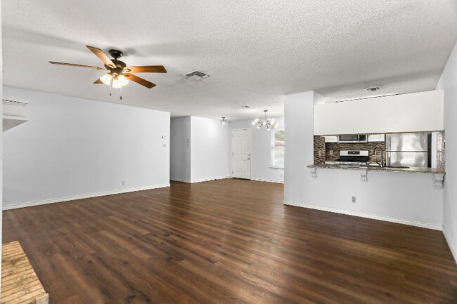 Building Photo - 5622 Frst Lk St