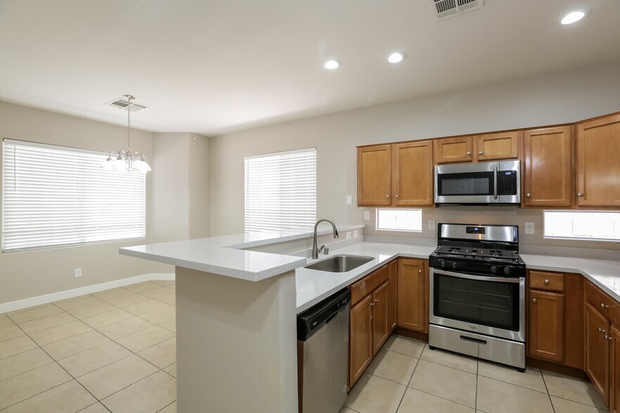 Building Photo - 10890 Avenzano St