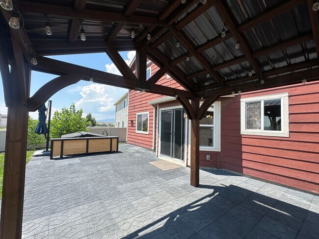 Building Photo - Stunning 4 Bed Home with Hot Tub in Founta...