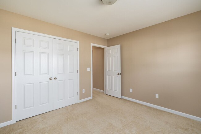 Building Photo - Charming Residence with Modern Amenities and Community center access
