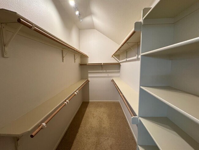 Building Photo - 9820 Savannah Ridge Dr
