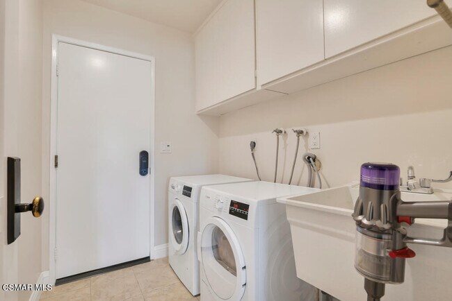 Building Photo - 2076 Hillsbury Rd