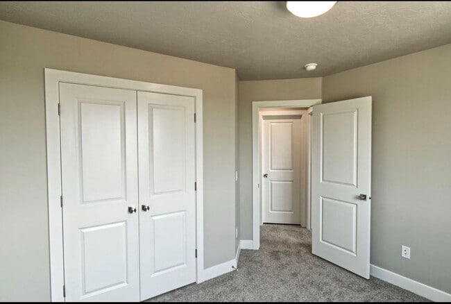 Building Photo - Cedar Bend Townhome,  Pets Okay