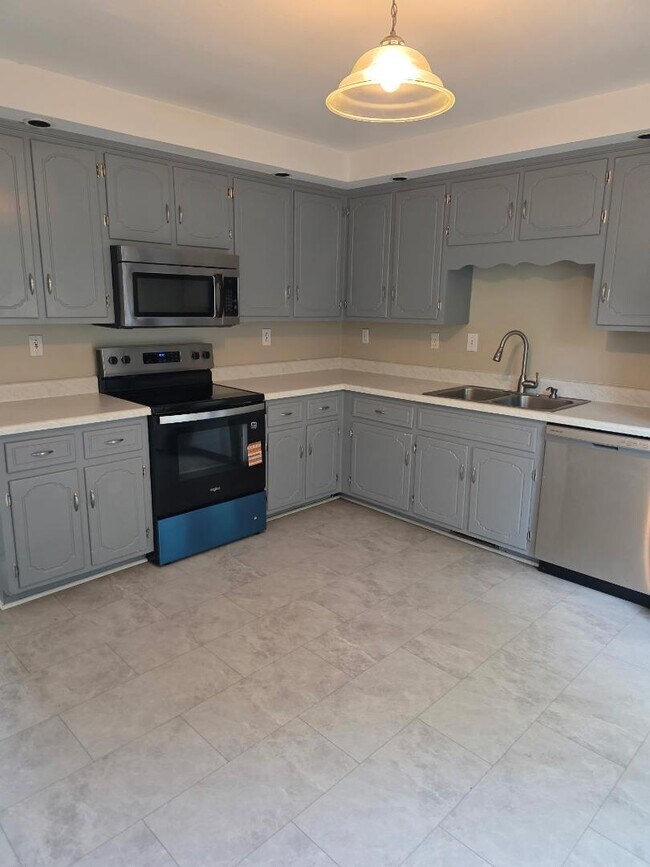 Building Photo - 620 Flower Dr