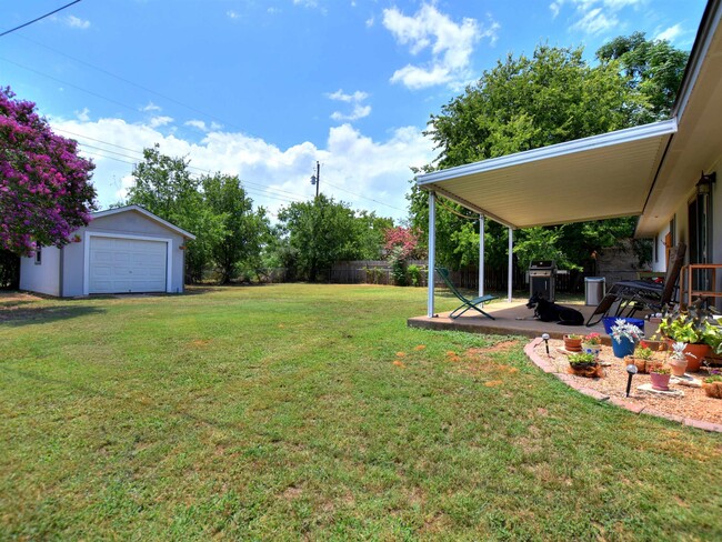 Building Photo - 1301 Post Oak Cir