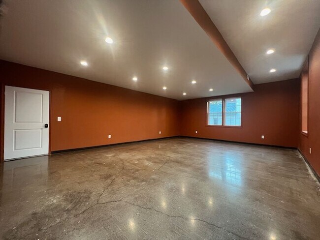 Building Photo - Commercial Space! Perfect for fitness/yoga studio, photography studio/ gallery, retail, or other ...