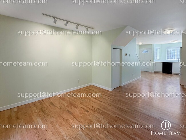 Building Photo - "Charming 2-Bed Townhouse with Gleaming Hardwood Floors in Vibrant Seattle Neighborhood"