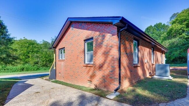 Building Photo - Stunningly Renovated 3BD/1BA Single Family...