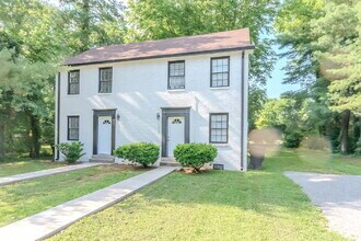 Building Photo - Fantastic 2 Bed, 1 Bath. Walk to MTSU! Uti...