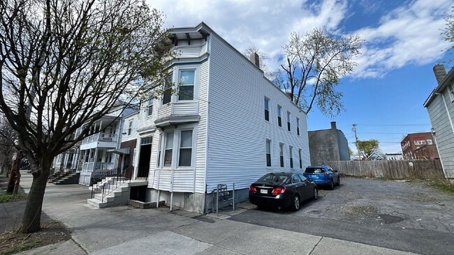 Building Photo - 687 State St