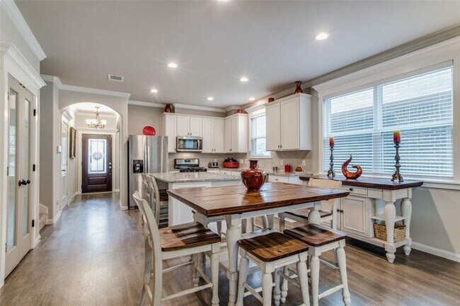 Building Photo - Looking for your first home or your forever home, the open floor plan on this beautiful home in t...