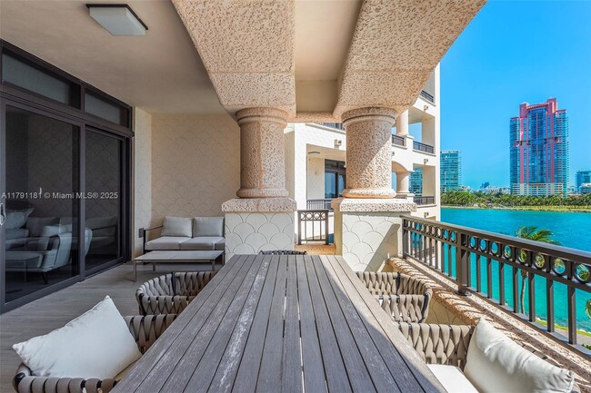 Building Photo - 7055 Fisher Island Dr