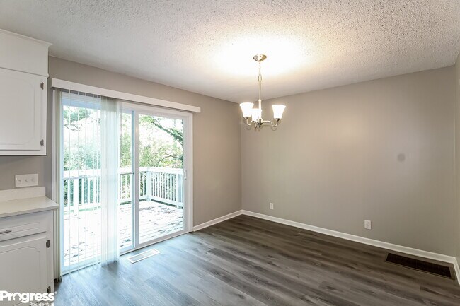 Building Photo - 632 Country Club Dr