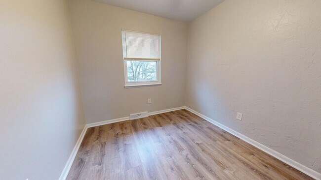 Building Photo - Elyria - updated 3 bed/1 bath townhouses for rent!