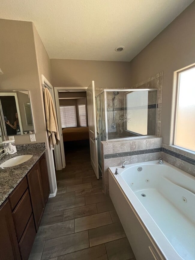 Building Photo - Clean and well maintained 4 bedroom home f...