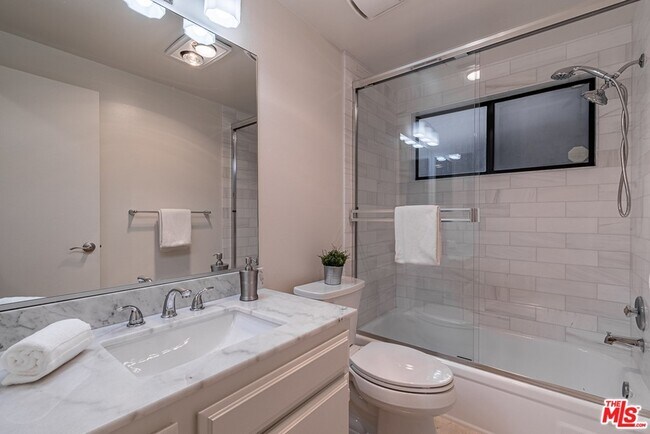 Building Photo - 723 Westmount Dr