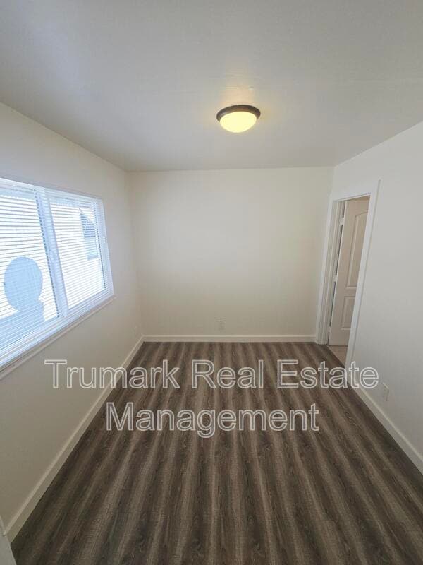 Building Photo - 1020 S Gerhart Ave