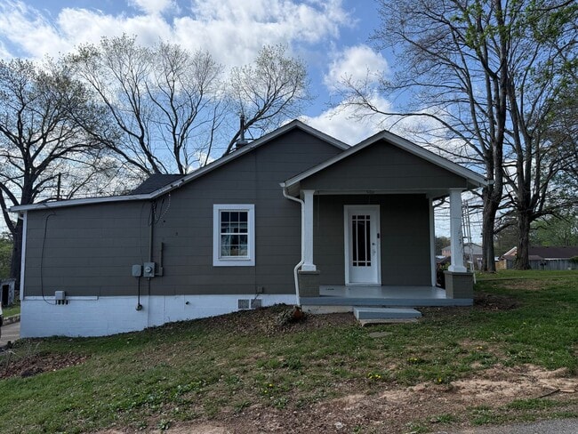 Building Photo - 4 Bed/1 Bath House