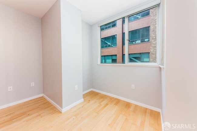Building Photo - 69 Clementina St
