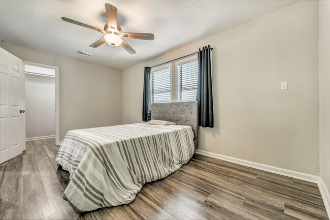 Building Photo - 7506 Bluebonnet St