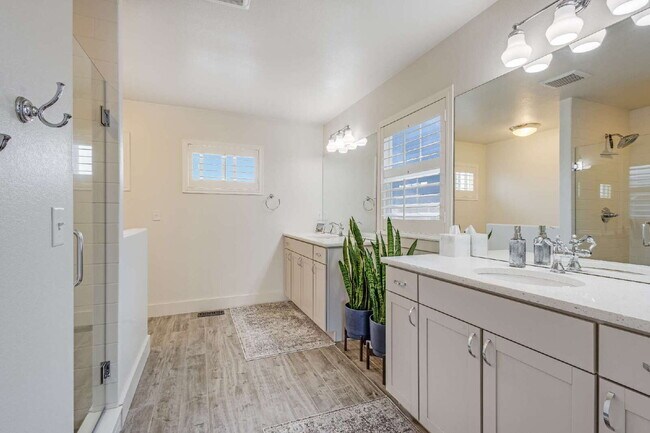 Building Photo - Beautiful mountain views from a Gold Hill Mesa corner lot with a hot tub!
