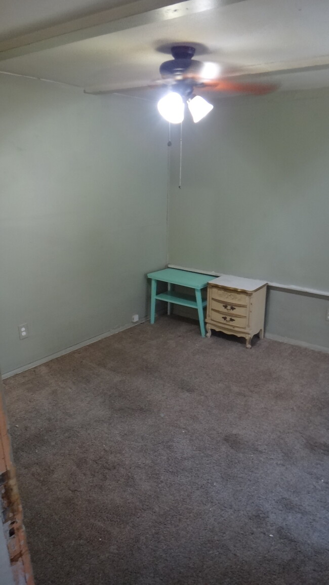 Cozy bedroom plush carpet super private, like new ceiling fan with led - 1307 SW Mulvane St