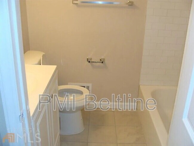 Building Photo - 2881 Monterey Dr