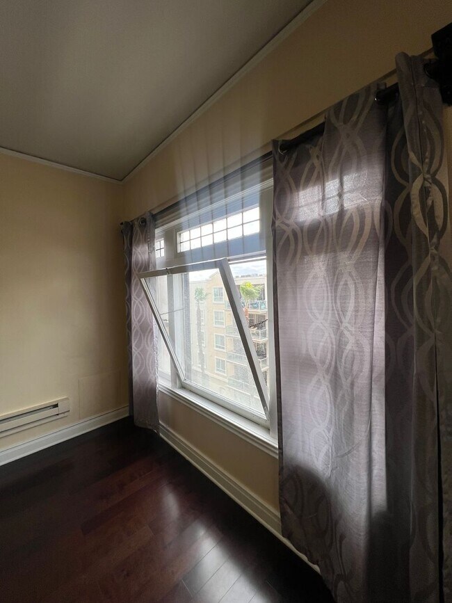 Building Photo - Historical 1922 Art Deco Building - 5th Floor Studio, 1 Bath, All Utilities Included