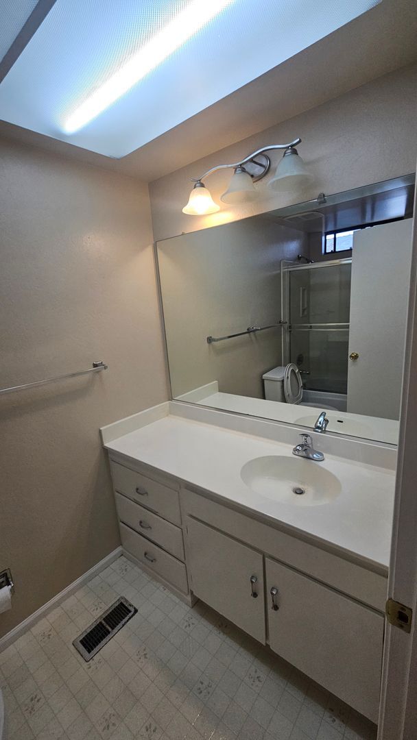 Building Photo - DANVILLE, 3BD/2BA Single Story Family Home...