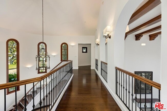 Building Photo - 2134 La Mesa Dr