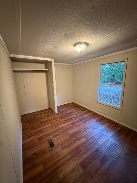 Building Photo - 0 Acorn Village Ln