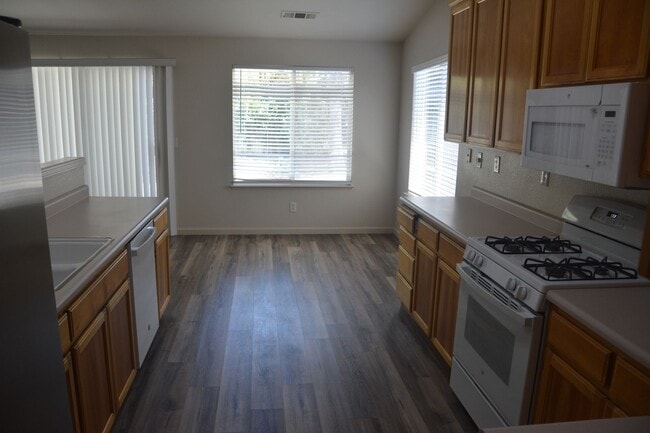 Building Photo - Sharp and clean Dallas Ranch area 4 bedroom, 2 bath home with 1,533 sq. ft