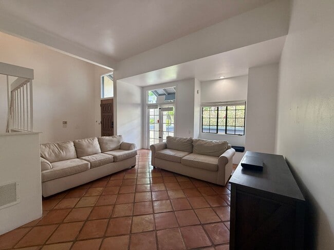 Building Photo - Beautiful 3 bedroom (2 bed + den/office) t...
