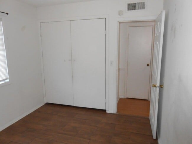 Building Photo - 2nd Floor 3 bedroom Condo Near 95/Torrey Pines