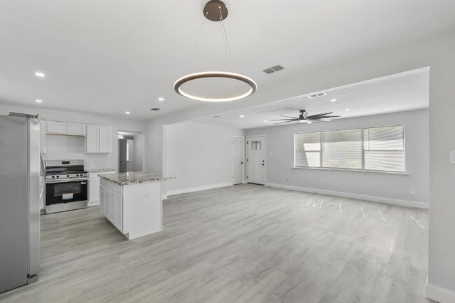 Building Photo - Modern 3-Bedroom Townhome Near Downtown, I...