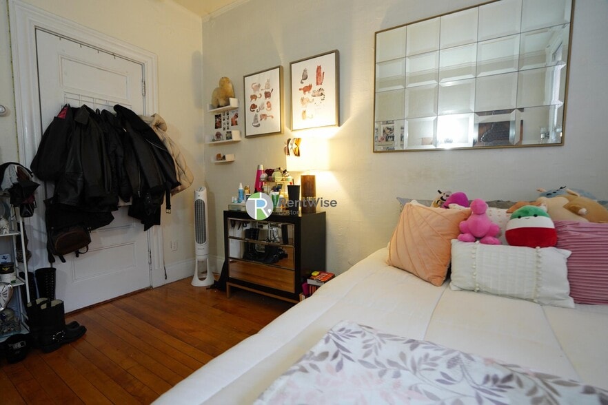 Building Photo - 72 Gardner St