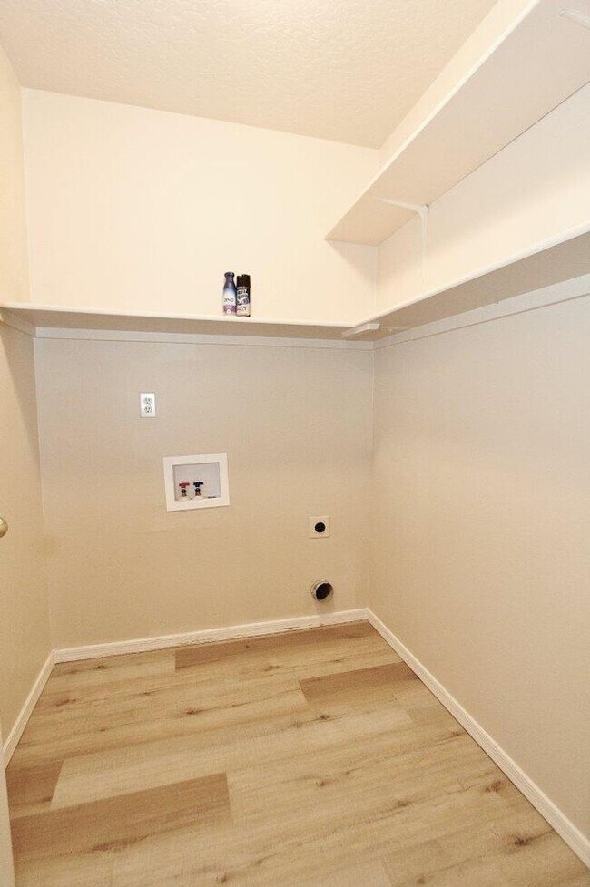 Building Photo - Immaculate Single-Level Home