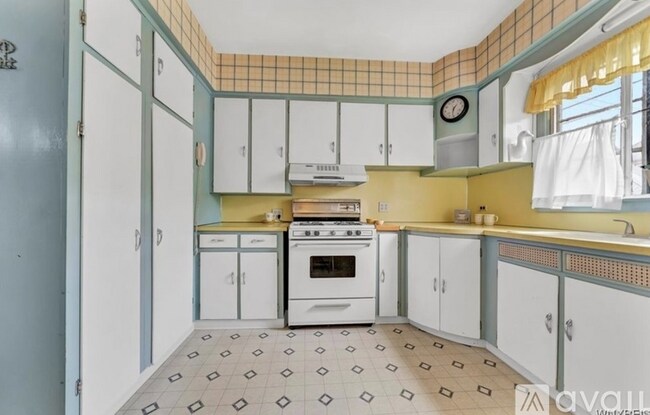 Building Photo - 20 Medford Pl