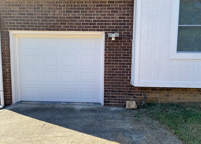 Building Photo - 824 Oak Leaf Dr