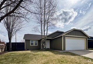Building Photo - $1000 OFF 1st Month!! Great Location! 3 Be...