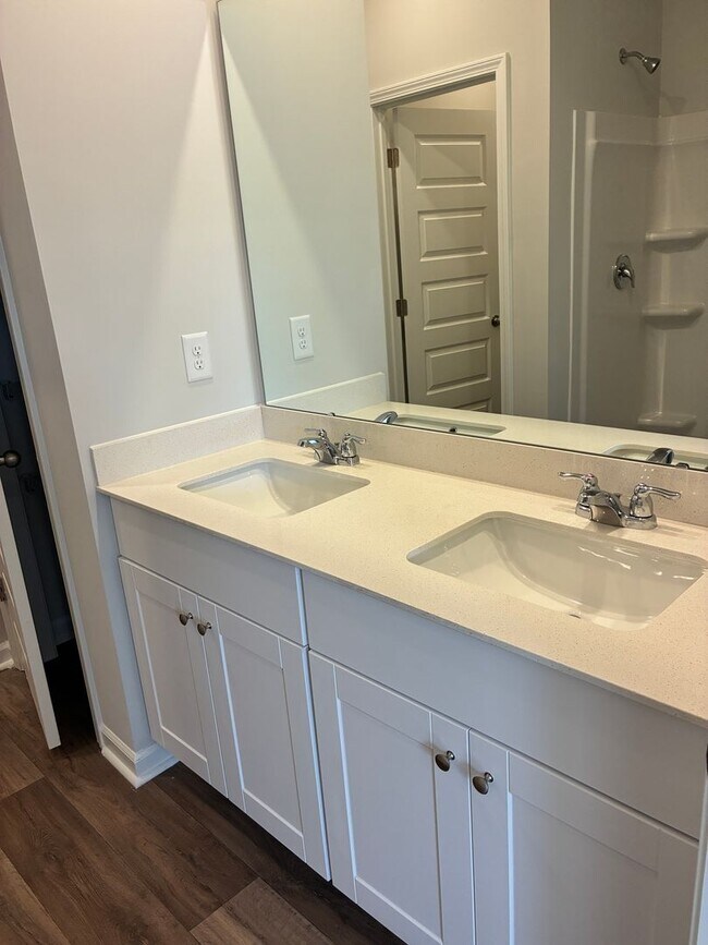 Building Photo - W2045