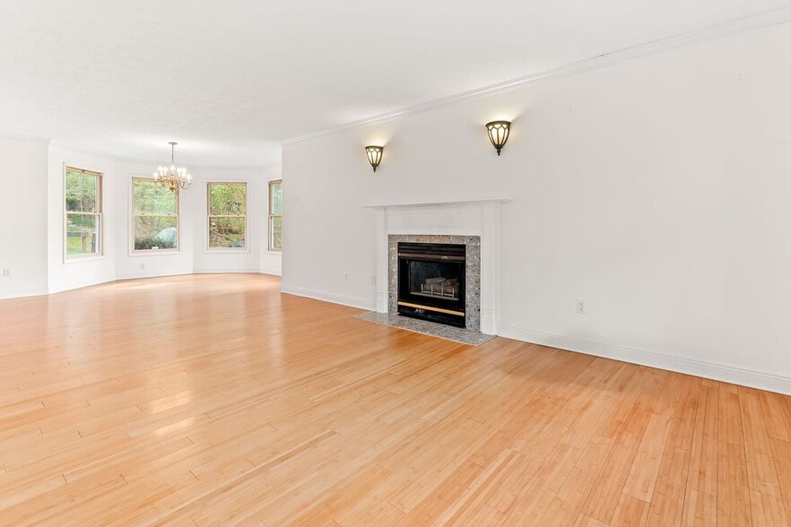 Building Photo - 4673 Shadyside Ln