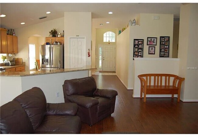 Building Photo - 4 bed, 2 Bath New Tampa Home for Lease!