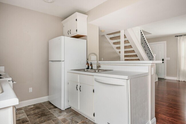 Building Photo - 5052 Stoneybrook Blvd
