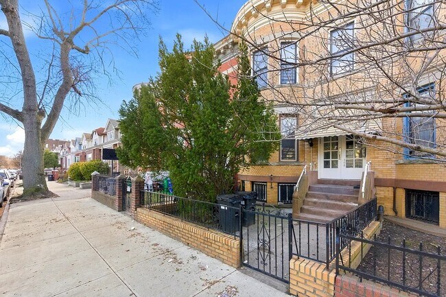 Building Photo - 308 E 8th St