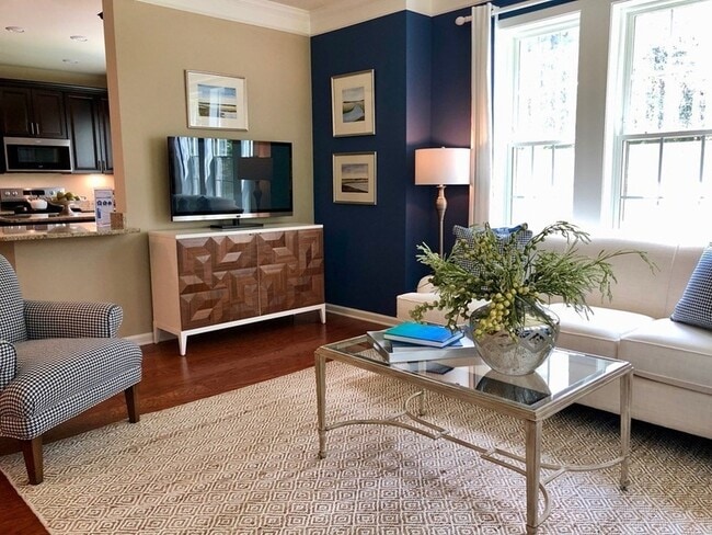 Building Photo - 130 University Ave